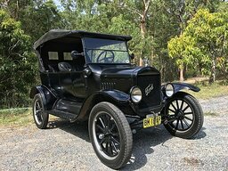 1925_Ford_Model_T_touring.jpg